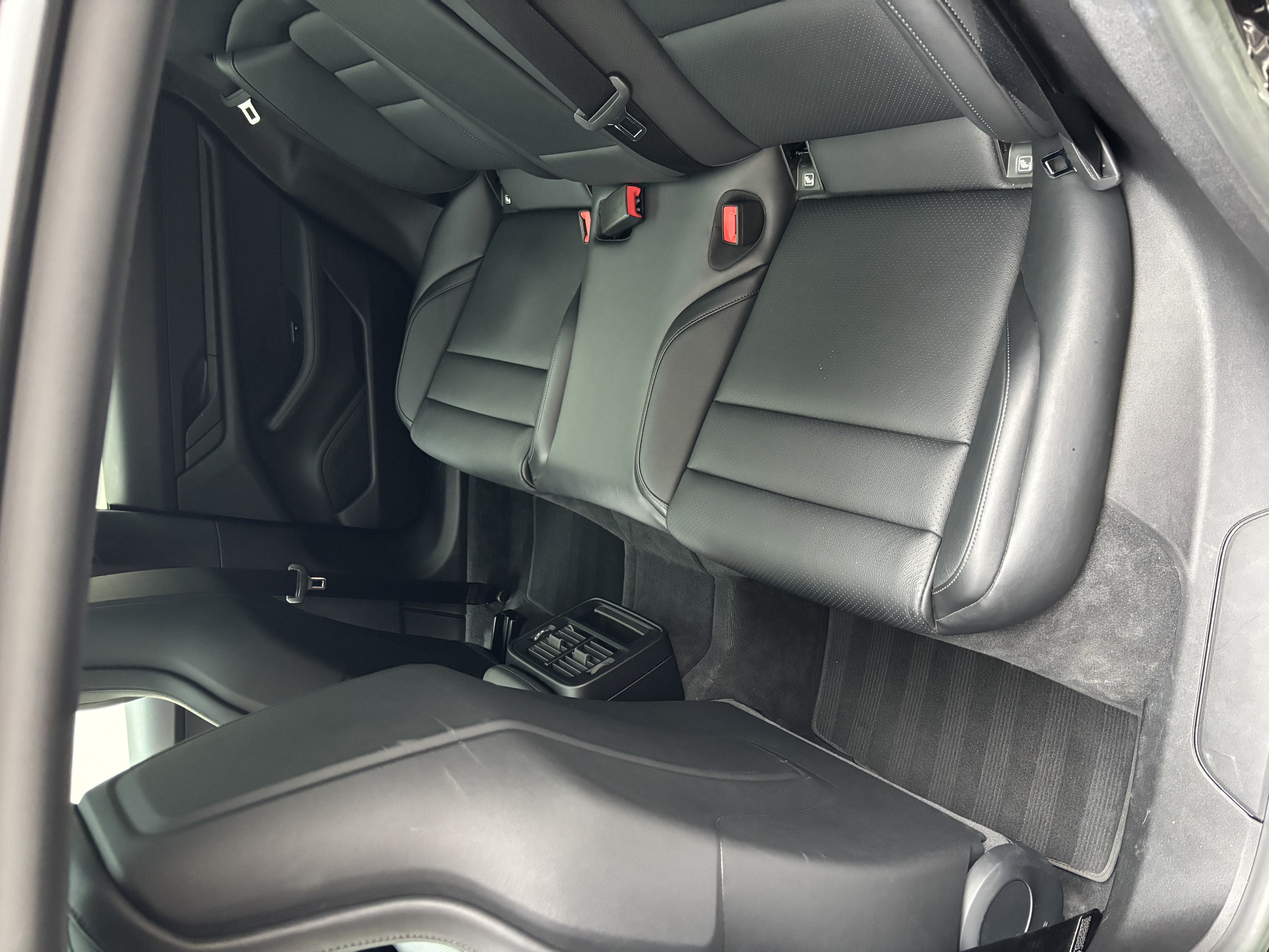 Rent bilinteriør efter rengøring